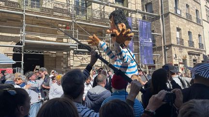 Le record du monde du nombre de personnes en marinière rayée a été établi à Pézenas (Hérault), le 20 avril 2024. (PAUL TILLIEZ / RADIO FRANCE)