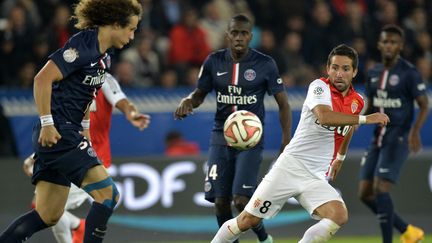 Le d&eacute;fenseur br&eacute;silien du PSG David Luiz devant le Mon&eacute;gasque Joao Moutinho, le 5 octobre 2014 au Parc des princes. (MIGUEL MEDINA / AFP)