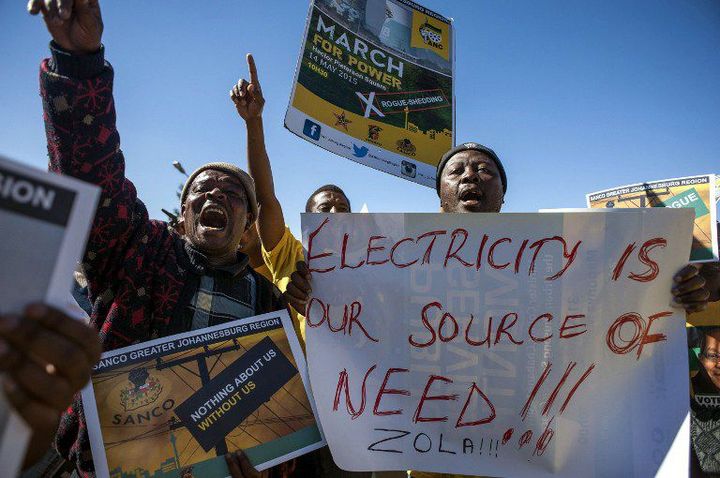 Manifestations contre les coupures d'électricité à Johannesburg, le 14 mai 2015. (Photo AFP)