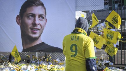 Des supporters rendent hommage à l'attaquant argentin Emiliano Sala, devant son portrait,&nbsp;au stade de la Beaujoire à Nantes, le 10 février 2019. (LOIC VENANCE / AFP)