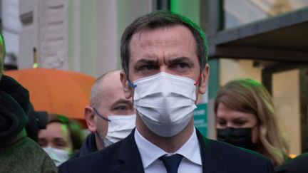 Le ministre de la Santé, Olivier Véran, au cours d'une visite à Lille, le 10 décembre. (HELENE DECAESTECKER / HANS LUCAS)