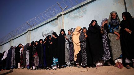 Des femmes font la queue devant un bureau de vote &agrave; Kaboul (Afghanistan) au second tour de l'&eacute;lection pr&eacute;sidentielle, le 14 juin 2014. (AHMAD MASOOD / REUTERS)