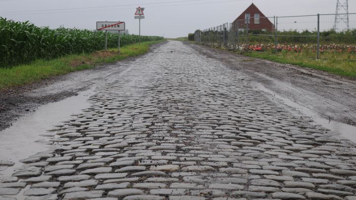 &nbsp; (Les pavés détrempés par la pluie © RF/BS)