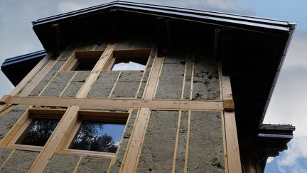 L'isolation d'un chalet de montagne (Photo d'illustration). (RICHARD VILLALON / MAXPPP)