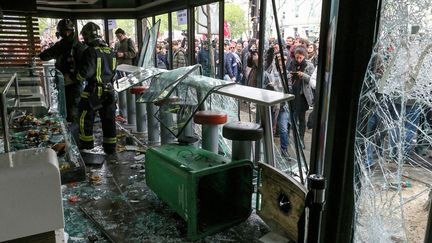 Des pompiers interviennent dans le McDonald's du boulevard de l'Hôpital à Paris, le 1er mai 2018. (MICHEL STOUPAK / NURPHOTO)