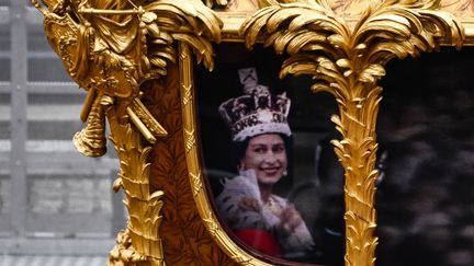 L'hologramme de la reine d'Angleterre Elisabeth II sur le carrosse royale, le 5 juin 2022 à Londres (Royaume-Uni) lors du défilé du jubilé. (BEN STANSALL / AFP)