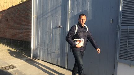 Frédéric Picard, candidat En marche !, a passé sa soirée du 27 avril 2017 à faire du porte-à-porte pour défendre son candidat, Emmanuel Macron, dans le village de Saint-Amand-sur-Fion (Marne). (LICIA MEYSENQ / FRANCEINFO)