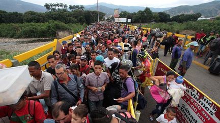 Le&nbsp;pont Simon Bolivar à l’extrême ouest du Venezuela, désormais le plus usité pour fuir vers la ville colombienne de Cucuta. (GEORGE CASTELLANOS / AFP)