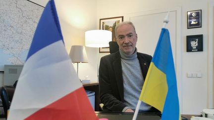 Etienne de Poncins, ambassadeur de France en Ukraine, de retour à Kiev, le 17 avril 2022. (DAPHNE ROUSSEAU / AFP)