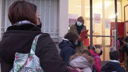 Protocole sanitaire à l'école : l'indignation des enseignants partagée par les parents d'élèves (FRANCE 3)