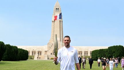 Passage très symbolique pour l'ancien basketteur Cyril Julian, le 29 juin, à l'ossuaire de Douaumont, érigé à la mémoire des soldats français et allemands morts en 1916 lors de la bataille de Verdun (Meuse). (FRANCOIS NASCIMBENI / AFP)