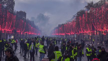 Manifestation des "gilets jaunes" sur les Champs-Elysées, à Paris, le 24 novembre 2018. (BENEDICTE VAN DER MAAR / HANS LUCAS / AFP)