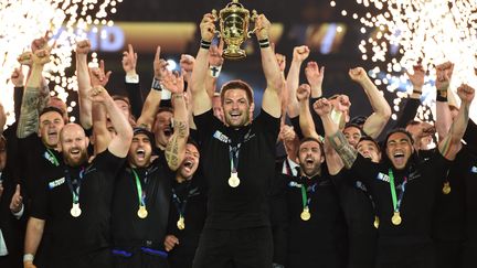 Richie McCaw et les Blacks restent sur le toit du monde ! (ANDY RAIN / EPA)