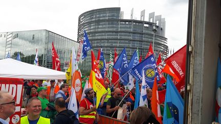 Exclus de l'accord sur le travail détaché, les chauffeurs routiers ont manifesté à Strasbourg&nbsp;pour obtenir les mêmes garanties contre le dumping social (ANJA VOGEL / RADIO FRANCE)