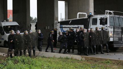 Des CRS en faction aux abords de la "jungle" de Calais (Pas-de-Calais), le 1er octobre 2016.&nbsp; (MAXPPP)