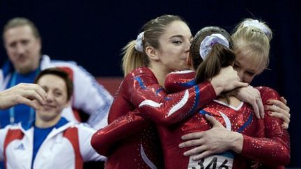 Les Françaises Youna Dufournet, Marine Brevet et Sophia Serseri heureuses avec l'équipe de France