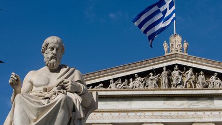 Statue de Platon devant l'Académie d'Athènes. (MILOS BICANSKI / GETTY IMAGES)