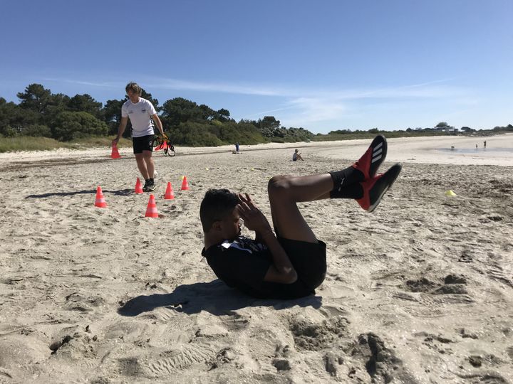 À défaut des entraînements collectifs, les jeunes de la Foot Breizh Académie maintiennent leur condition physique à distance, ou lors d'entraînements individuels.&nbsp; (JÉRÔME VAL / FRANCE-INFO)