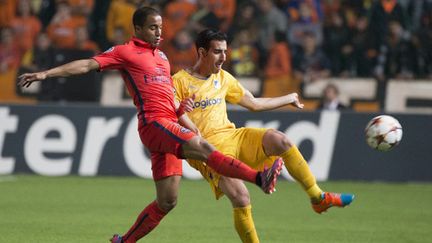 Lucas à la lutte avec un joueur de l'APOEL Nicosie (JACK GUEZ / AFP)