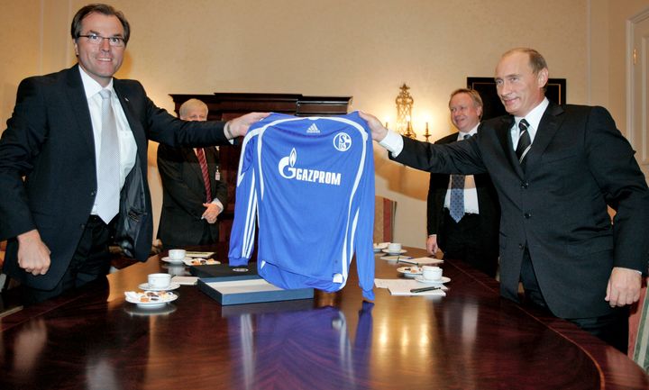 Le pr&eacute;sident de Schalke 04 Clemens T&ouml;nnies et le pr&eacute;sident russe Vladimir Poutine, le 11 octobre 2006 &agrave; Dresde (Allemagne). (DMITRY ASTAKHOV / AFP)