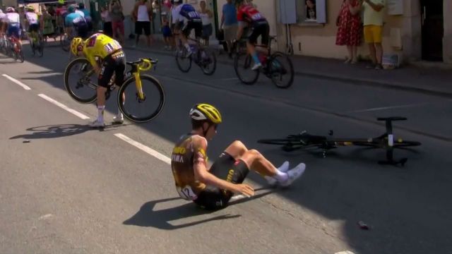 La journée noire de la Jumbo-Visma continue ! Après l'abandon de Primoz Roglic ce matin et de Steven Kruijswijk sur chute il y a quelques kilomètres, c'est le maillot jaune en personne qui se retrouve à terre ! Un autre équipier est aussi tombé en la personne de Tiesj Benoot. Les deux coureurs sont repartis sans soucis et sont attendus par Sepp Kuss et Christophe Laporte.