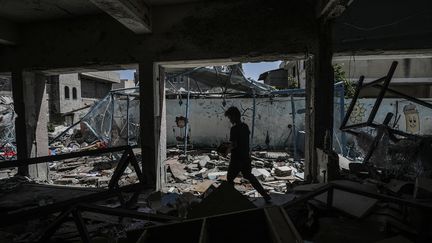 Une personne dans les vestiges d'une école servant d'abri à Nousseirat qui a été visée par l'armée israélienne, le 12 septembre 2024. (MOHAMMED SABER / EPA / MAXPPP)