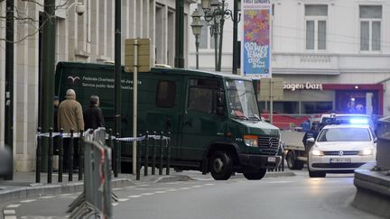 Un fourgon de la police belge arrivant dans les locaux de la Chambre du conseil de la cour d'appel&nbsp;de&nbsp;Bruxelles (Belgique), qui a décidé d'accepter la remise de Salah Abdeslam aux autorités judiciaires françaises, le 31 mars 2016. (ERIC LALMAND / BELGA MAG)