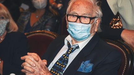 Le couturier français Pierre Cardin lors d'un événement célèbrant ses 70 ans de carrière au théâtre du Chatelet à Paris, le 21 septembre 2020. (LUCAS BARIOULET / AFP)