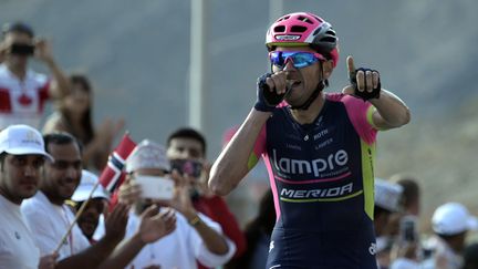 Le coureur espagnol Rafael Valls de la Lampre a remporté l'étape reine du Tour d'Oman au sommet de Green Mountain à plus de 1.600 mètres d'altitude vendredi.  (LIONEL BONAVENTURE / AFP)