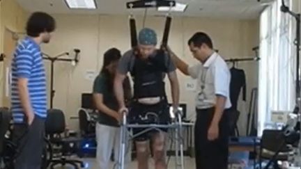 USA : un jeune paraplégique parvient à marcher de nouveau