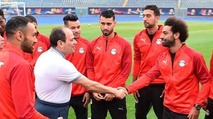 Le président égyptien&nbsp;Abdel Fattah al-Sissi rencontre les joueurs de l'équipe d'Egypte. (STRINGER / EGYPTIAN PRESIDENCY)