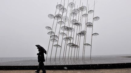 Une sculpture sur le port de Thessalonique (Gr&egrave;ce), le 9 f&eacute;vrier 2015. (SAKIS MITROLIDIS / AFP)