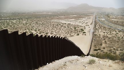 Le mur à la frontière entre les Etats-Unis et le Mexique, près de Ciudad Juarez (Mexique), le 20 mai 2019. (MARIO TAMA / GETTY IMAGES NORTH AMERICA / AFP)