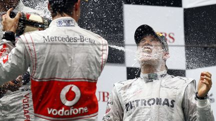 Le pilote de Formule 1 Nico Rosberg est asperg&eacute; de champagne apr&egrave;s sa victoire au Grand Prix de Shanghai (Chine), le 15 avril 2012. (ALY SONG / REUTERS)