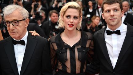 Kristen Stewart avec Woody Allen et Jesse Eisenberg pour présenter le film d'ouverture du festival, "Café Society".
 (ALBERTO PIZZOLI / AFP)