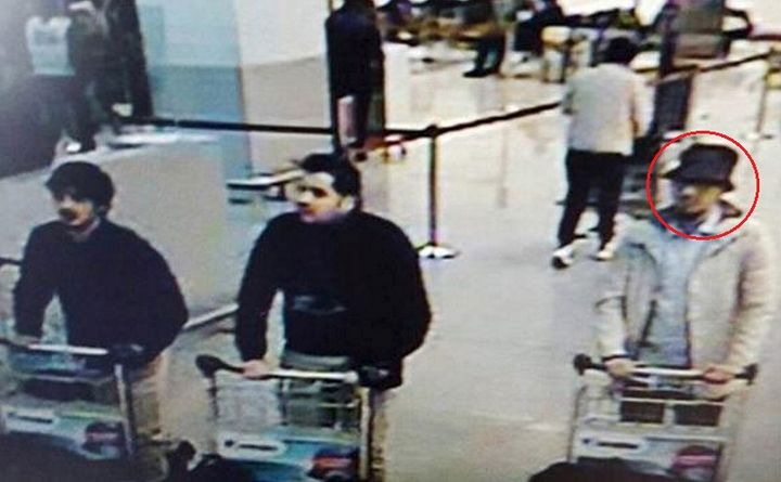 L'homme à droite sur la photo, aux côtés d'Ibrahim El Bakraoui et&nbsp;Najim Laachraoui, deux kamikazes identifiés de l'attentat de l'aéroport de Bruxelles le 22 mars 2016, est toujours recherché.&nbsp; (REUTERS)