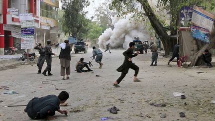 Des passants courent pour se cacher apr&egrave;s une explosion &agrave; Jalalabad (Afghanistan), le 18 avril 2015. (PARWIZ / REUTERS)