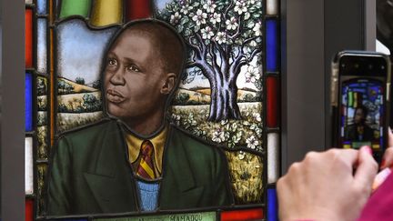 A la Piscine de Roubaix, un vitrail avec le portrait de Mamadou N'Diaye, personnage de la ville au début du XXe siècle
 (Denis Charlet / AFP)