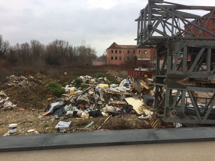 Un dépôt sauvage de débris de chantier, comprenant de l'amiante, en décembre 2018 dans l'Isère. (DR)