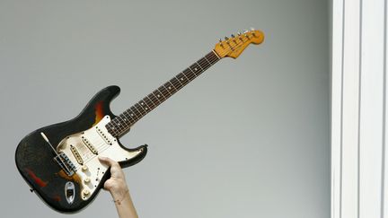 Une Fender Stratocaster de 1965 ayant appartenu &agrave; Jimi Hendrix, br&ucirc;l&eacute;e lors d'un concert au&nbsp;Finsbury Astoria de Londres (Royaume-Uni) en 1967, pr&eacute;sent&eacute;e lors d'une vente aux ench&egrave;res, &agrave; Londres, le 24 juillet 2008. ( LUKE MACGREGOR / REUTERS )