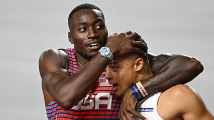 Aligné en finale du 110 m haies, Sasha Zhoya a encore des choses à apprendre, notamment des plus grands. Enlacé par le vainqueur Grand Holloway (12"98), le jeune espoir français de 21 ans est arrivé sixième (13"26). (ATTILA KISBENEDEK / AFP)