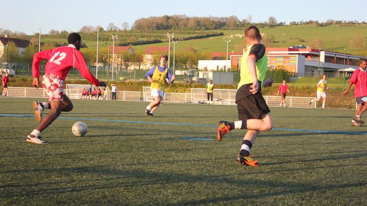 Le club de football de Pouilly-en-Auxois accueille les migrants pour un match amical, mercredi 22 avril 2015.&nbsp; (CLEMENT PARROT / FRANCETV INFO)