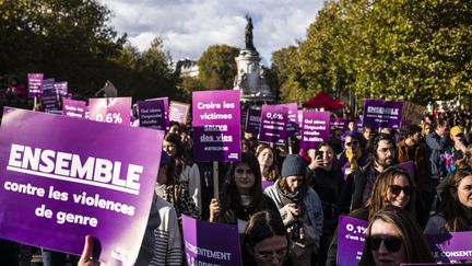 Le cortège de la manifestation organisée par le collectif féministe #NousToutes pour dénoncer les violences sexistes et sexuelles, à Paris, le 19 novembre 2022. (GAUTHIER BEDRIGNANS / HANS LUCAS / AFP)