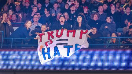 Des opposants à Donald Trump déployant une banderole où l'on peut lire "Trump = haine", lors du meeting du milliardaire à Chicago (Etats-Unis), le 11 mars 2016. (SCOTT OLSON / GETTY IMAGES NORTH AMERICA / AFP)