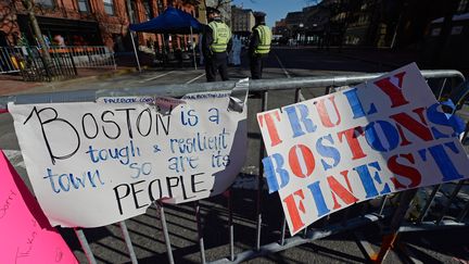 Des messages en hommage aux victimes de l'attentat lors du marathon de Boston (Etats-Unis), accroch&eacute;s &agrave; des barri&egrave;res pr&egrave;s des lieux du drame, le 21 avril 2013. (KEVORK DJANSEZIAN / GETTY IMAGES NORTH AMERICA / AFP)