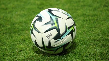 Le ballon du match de Ligue 2 qui oppose Clermont Foot 63 et Paris FC, sur la pelouse de Clermont-Ferrand, le 30 août 2024. (THIERRY LARRET / MAXPPP)