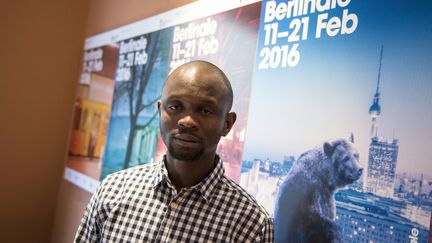 Aboubakar Sidibé, migrant malien, s'est vu confier une caméra par les réalisateurs Moritz Siebert et Estephan Wagner pour filmer les réfugiés à Melilla. Ici à Berlin, le 15 février 2016
 (Tobias Schwarz / AFP)