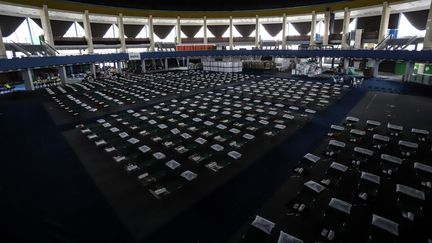 Des lits de camps installés dans un centre à Bucarest (Ukraine), le 4 mai 2022, pour accueillir des réfugiés ukrainiens. (VALERIA MONGELLI / HANS LUCAS / AFP)