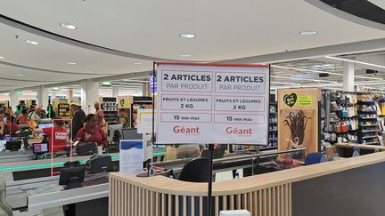 Un panneau fixe les règles provisoires d'achat dans un hypermarché de Nouméa (Nouvelle-Calédonie), le 20 mai 2024. (RAPHAEL GODET / FRANCEINFO)