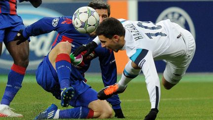 Le Lillois Eden Hazard face &agrave; Yevgueni Aldonin lors du match CSKA Moscou - LOSC, le 22 novembre 2011, &agrave; Moscou. (YURI KADOBNOV / AFP)